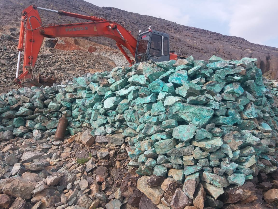 Efficient construction site operations rely on survey engineers skillfully operating level survey cameras, working in collaboration with surveyors and civil engineers.